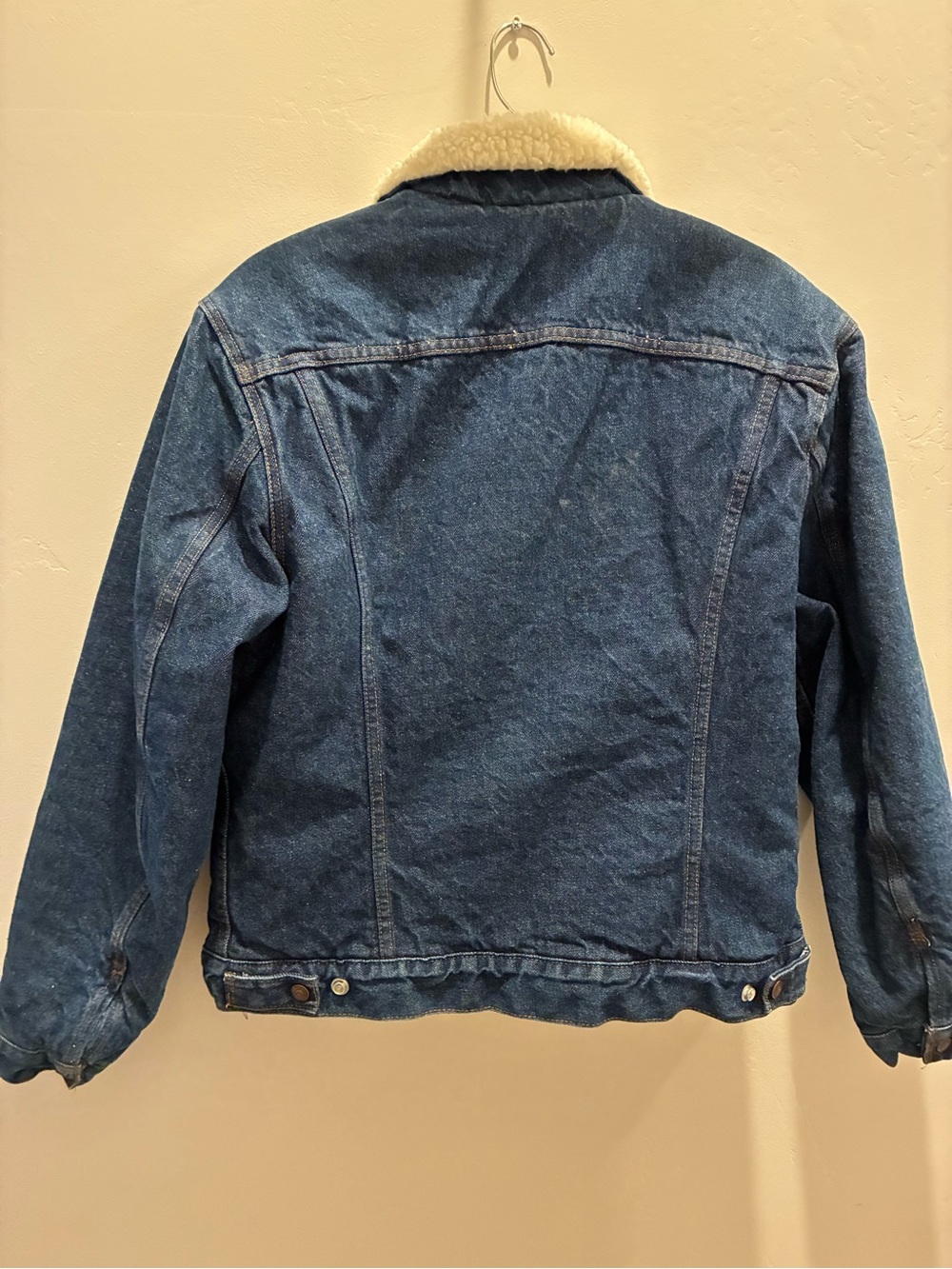 Vintage Levi's Denim Sherpa-Lined Jacket with Cream Collar - Picture 2 of 5